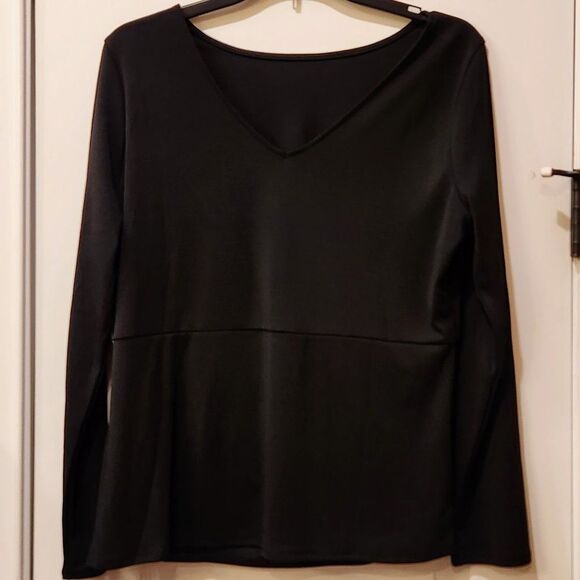 NWT Long Sleeve Black Top with Side Ruching & V-Back Size Small … - Picture 2 of 6